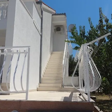 Cute Near The Sea Apartman Slatine