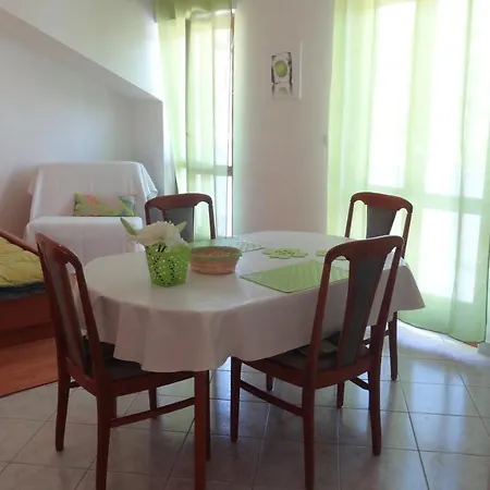 Cute Near The Sea Apartman Slatine