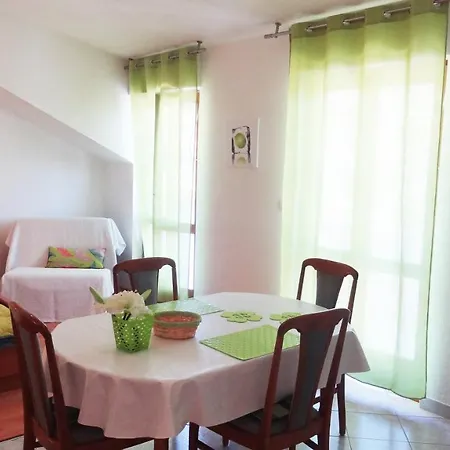 Cute Near The Sea Apartman Slatine
